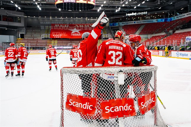 Niko Hovinen firar 2–0-segern tillsammans med bland andra målvaktskumpanen Rasmus Reijola.