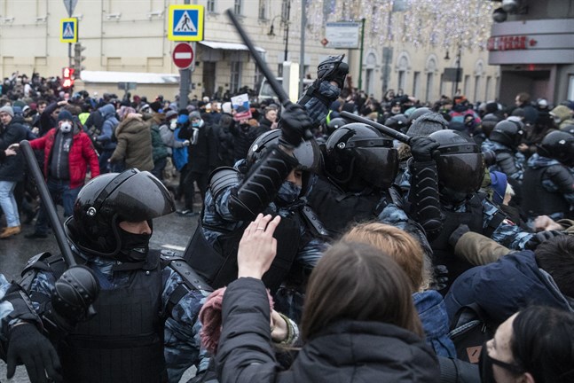Poliser och demonstranter drabbade samman i Moskva på lördagen.