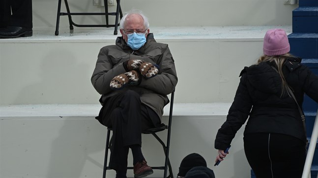 Bernie Sanders stickade tumvantar blev en snackis efter den amerikanska presidentinstallationen. Arkivbild.
