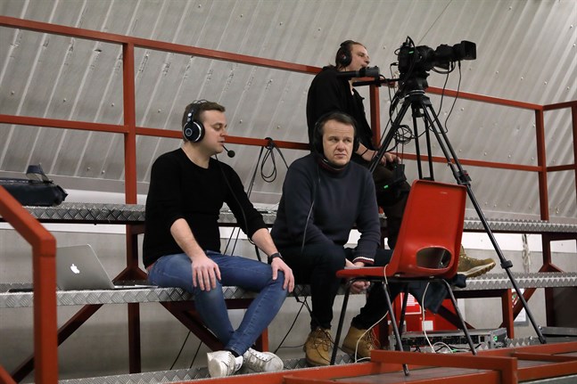 Björn Bredbacka och Sören Bäck refererade Jaromatchen som direktsändes exklusivt för ÖT:s prenumeranter.