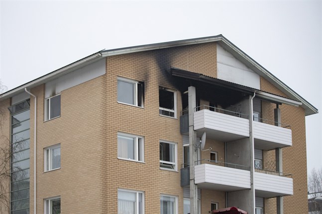 En man och en kvinna dog i en eldsvåda i ett bostadshus i Salo på söndagen.