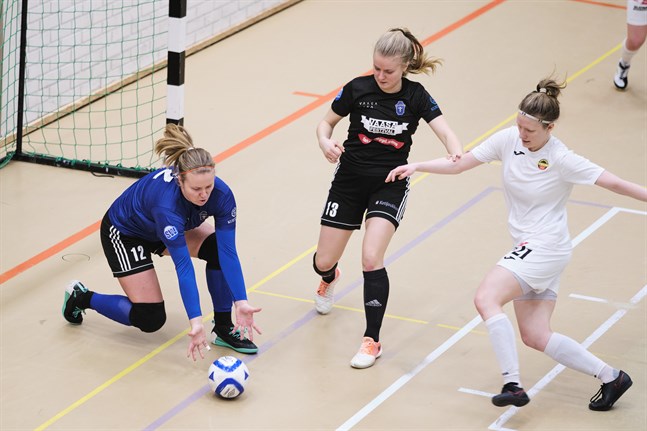 Lotta Rosenström (i blått) tvingades släppa fyra bollar förbi sig i Tammerfors.