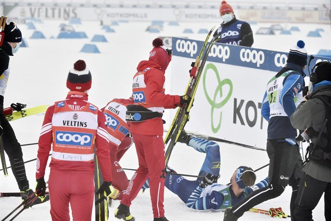 Aleksandr Bolsjunov är rasande och har slagit ner Joni Mäki efter målgång i Lahtis.