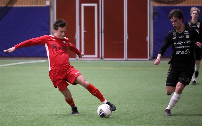 Joni Remesaho i Jaro är först på bollen mot SJK Akatemia i januari 2021. Hans namnteckning saknas ännu för 2022.