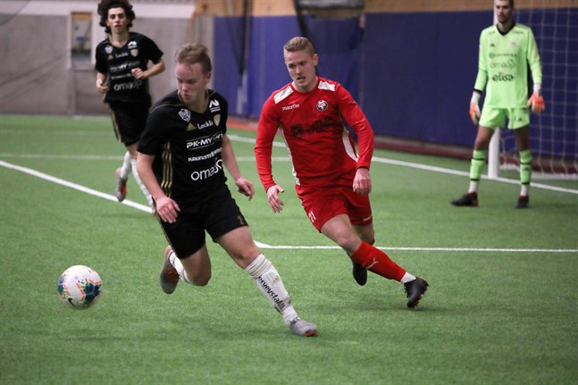 Jim Myrevik i Jaro sätter press på Antti Takala i SJK Akatemia. Till höger syns den tidigare Jaromålvakten William Rosenlöf. Nu måste Myrevik vila.