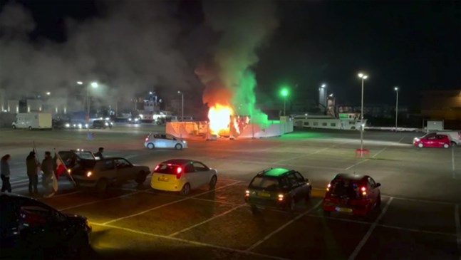 I den här bilden, tagen ur ett videoklipp, syns ett covidtestcenter som stuckits i brand i Urk, åtta mil nordöst om Amsterdam.