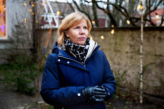 Justitieminister Anna-Maja Henriksson vill inte att Finland hamnar i en situation där beredskapslagen behöver tas i bruk för att stoppa coronavirusets framfart.