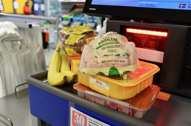 Finnwatchs råd till konsumenterna är att allt oftare välja bort köttet och i stället fylla tallriken med växtbaserat protein.