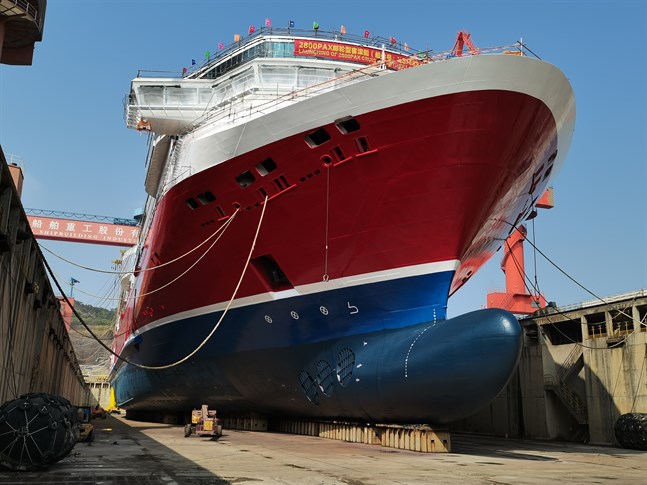 Viking Glory (bilden) är större än Viking Lines miljöpionjär Viking Grace, men beräknas ändå förbruka cirka tio procent mindre bränsle och därmed bli ett av världens mest energieffektiva fartyg.