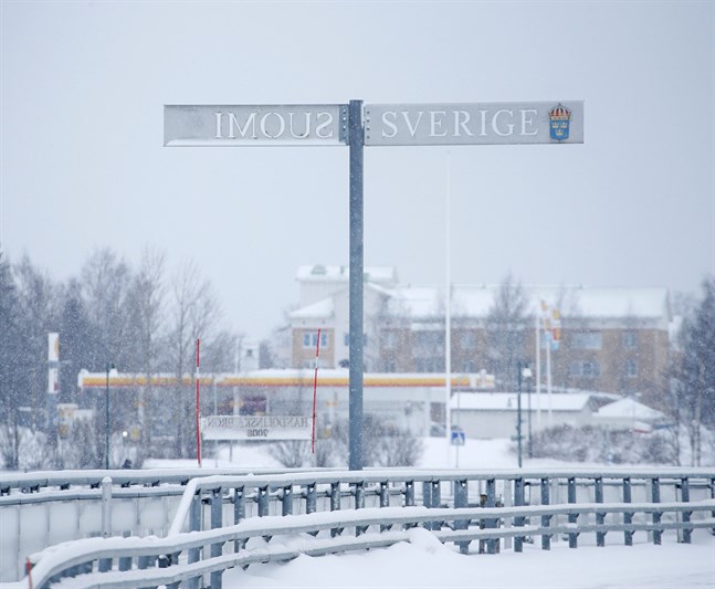 Chefsöverläkare Jukka Ronkainen i Torneå säger att drygt 100 finländare som arbetar inom vården på svenska sidan pendlar över gränsen varje dag.