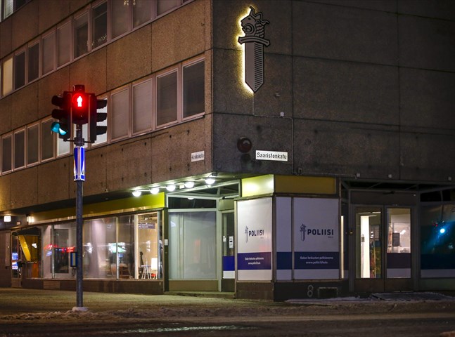En mamma och hennes två barn hittades döda på ett hotell i centrala Uleåborg på måndagen. Polisen misstänker en familjetragedi.