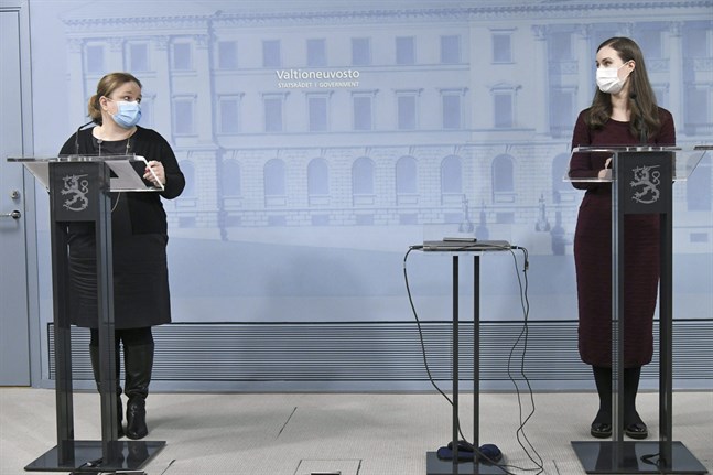 Åtminstone familje- och omsorgsminister Krista Kiuru (SDP) och statsminister Sanna Marin (SDP) väntas framträda senare i dag med nya uppgifter om regeringens beslut.