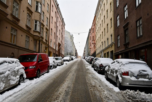 Under måndagen gäller varning för dåligt väglag i halva landet, från landskapet Nyland upp till Mellersta Österbotten och Kajanaland. Arkivbild.
