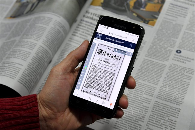 Hela 95 procent av alla finländare som har fyllt 15 läser dagstidningar. Det visar en enkät som Media Audit Finland och Kantar TNS har låtit göra. Finlands första dagstidning, Tidningar utgifne Af et Sällskap i Åbo, gavs ut för 250 år sedan.