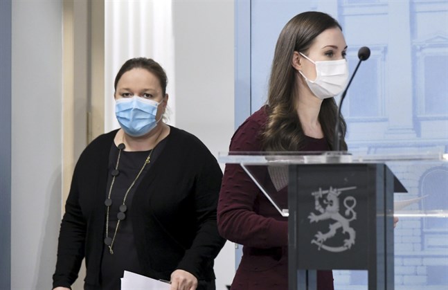 Familje- och omsorgsminister Krista Kiuru (SDP) och statsminister Sanna Marin (SDP) informerade om den uppdaterade verksamhetsplanen för hybridstrategin i kampen mot coronaepidemin på måndagen.