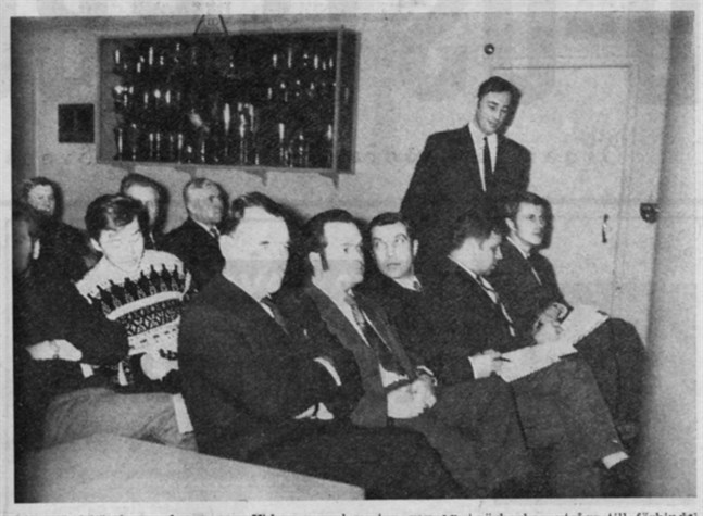 På bilden ses från vänster Hans Ingvesgård, Pentti Sepponen, Erkki Ikkelä-Koski, Dan Witting, Seppo Kauppila, Tom Simonsen och stående Jan-Ole Svens.