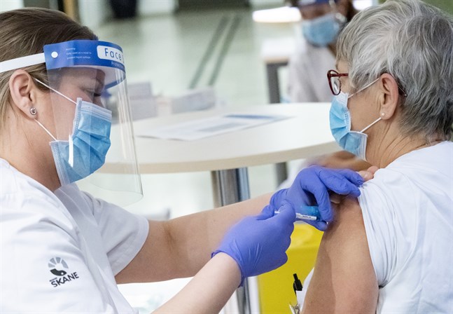 Personal vaccineras med covid-19 vaccin. Arkivbild.