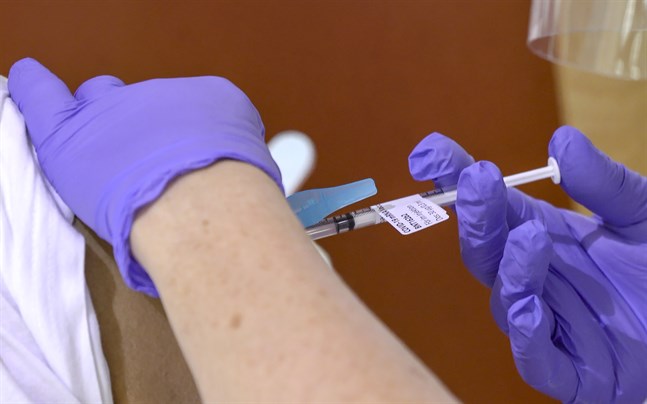 I och med att det finns godkända vaccin mot covid-19 blir det svårare att locka försökspersoner till nya studier, som skulle kunna leda till ännu mer effektiva vaccin. Arkivbild.