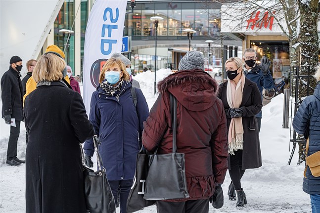 Justitieminister Anna-Maja Henriksson i samtal med Karlebybor. Johanna Holmäng och Leif Jakobson i bakgrunden.