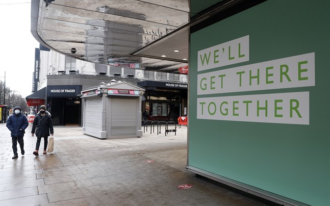 Annars livliga Oxford Street i London är igenbommat under de strikta regler som gäller.