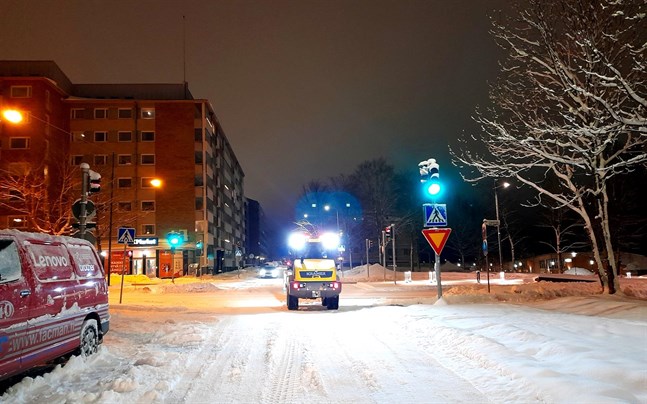 Snöröjning i Vasa centrum på tisdagsmorgonen.