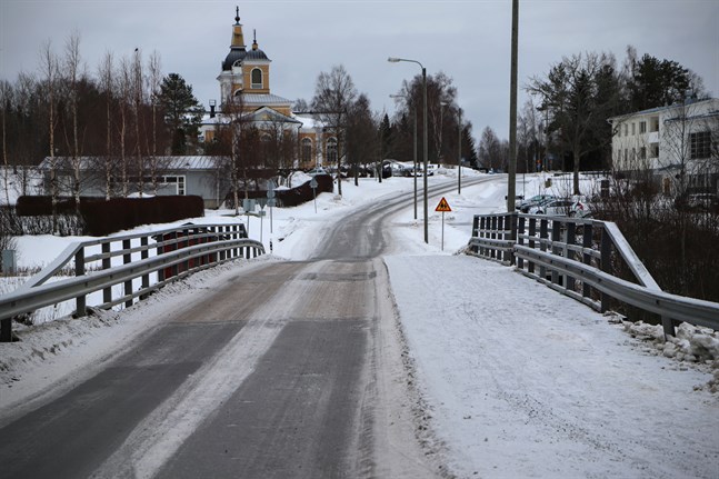 Körfältet för bilar på Långfors bro ska repareras. Delen för fotgängare och cyklister stängs inte av.