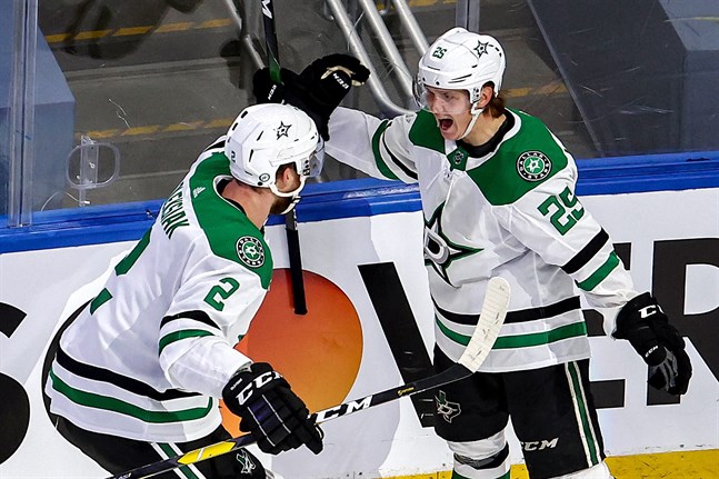 Joel Kiviranta (till höger) stod för 1+1 i premiären mot rivalen Nashville Predators.