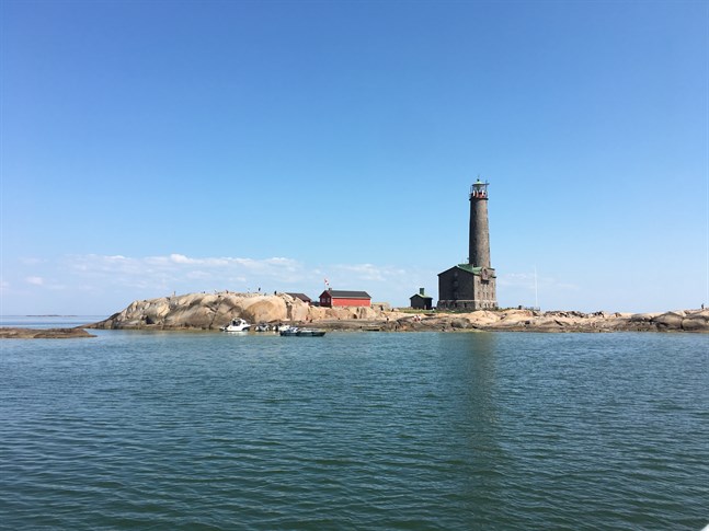 Fyrön Bengtskär ligger i Kimitoöns kommun i Skärgårdshavet. Fyrtornet på Bengtskär är 46 meter högt och fyrljuset finns på 51 meters höjd ovanför havsytan. Arkivbild.