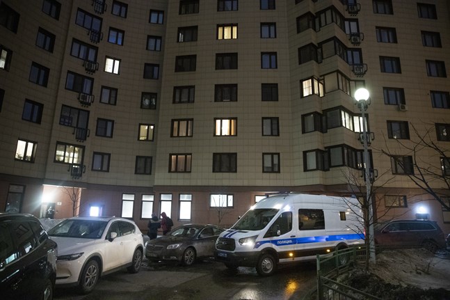Ett polisfordon utanför det hus där den ryske oppositionsledaren Aleksej Navalnyjs bostad på onsdagen.
