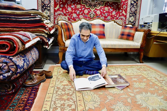 Reza Effati ägnar dagar och kvällar åt att läsa böcker om mattor. Ju mer han läser, desto mer inser han hur lite han egentligen vet om det gamla hantverket.