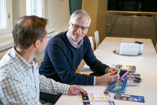 I Österbotten finns spännande yrken som är både krävande och utvecklande. Här finns arbetsplatser som unga vill ha, säger Sundqvist.