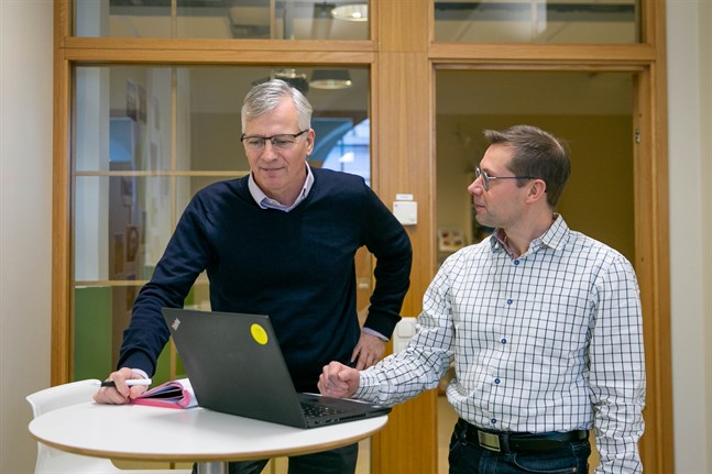 Jarl Sundqvist och Fredrik Sandelin jobbar på Concordia. Concordia har kartlagt Jakobstadsregionens framtida behov av arbetskraft.