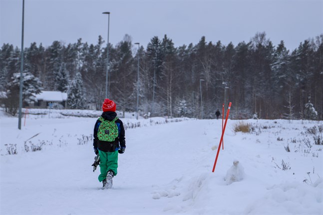 Det känns inte okej att låta en 7-åring gå nästan tre kilometer ensam på morgonen i mörkret och minus 20 grader till skolan. Eller? skriver Jannica Metsi.