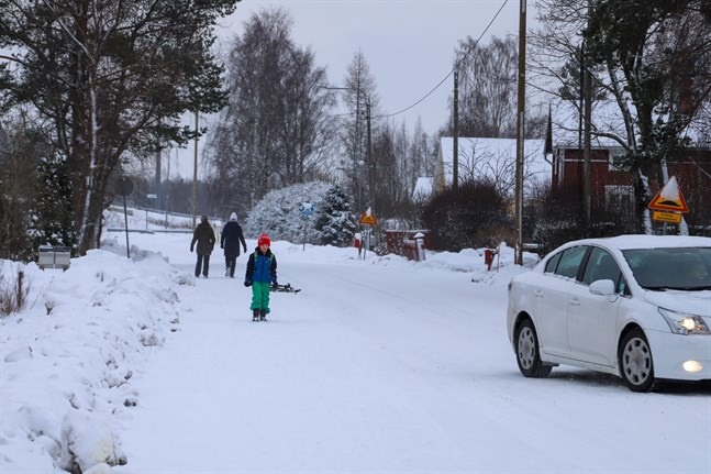 Det finns en gång- och cykelväg från Hemskog till Smedsby via Lärkasvägen men inte längs norra änden av Bölevägen.