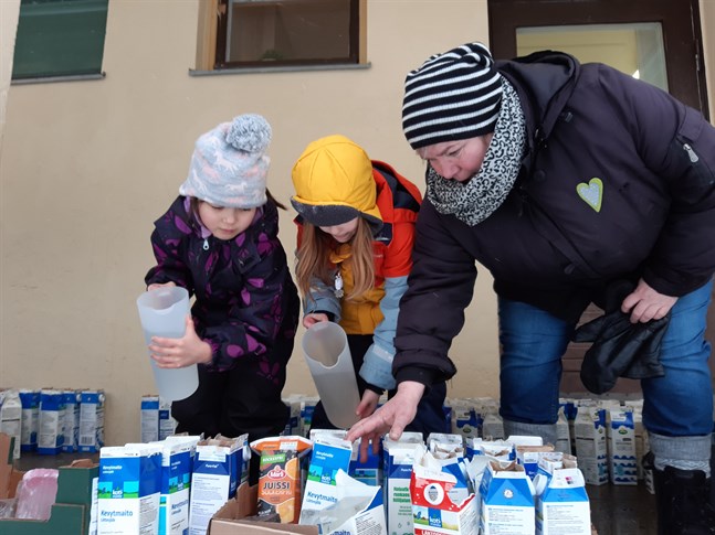 Setayesh Sebari och Sophie Smedjebacka jobbar tillsammans med eftisföreståndaren Claire Witick-Mäkelä med att fylla de tomma mjölkburkarna med vatten, som sedan ska frysa till fina islyktor. Det är för tredje gången som barnen tvingas göra om projektet på grund av skadegörelse.