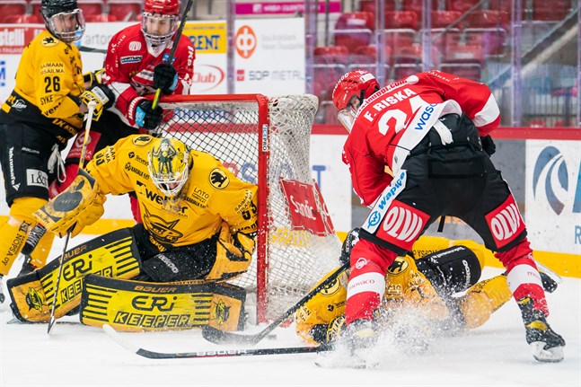 Niclas Westerholm är ligans hetaste målvakt. Filip Riskas Sport är ligans hetaste hemmalag.