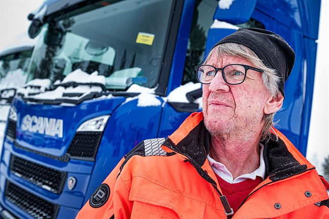 Peter Sandbäck fick inte korsa gränsen i Hån i södra Sverige. Inget fick gränspolisen att tro att han är yrkeschaufför. I Storlien i Norrland gick det bättre.