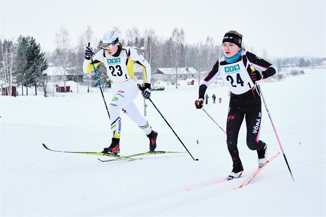 D14. Desiree Sandberg, IF Minken, och Kajsa Back, Vörå IF.