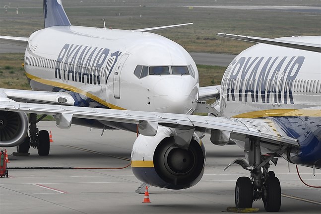 Två Ryanair-plan vid flygplatsen i Weeze, Tyskland.