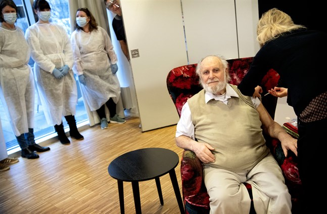 Carl-Einar Joergensen får covidvaccin på ett äldreboende i Köpenhamn. Smittspridningen sjunker i landet. Arkivbild.