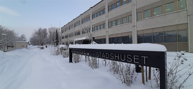 Att permitteringarna drogs tillbaka beräknas påverka Karleby stads ekonomi med 2,5 miljoner euro. Förslaget om en ökad upplåning väckte debatt i fullmäktige.