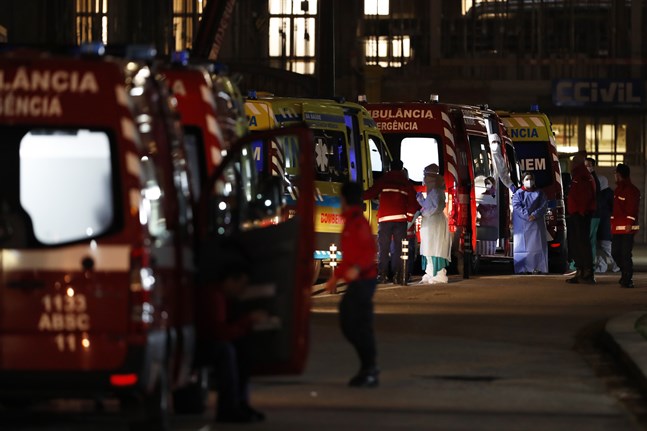 Ett trettiotal ambulanser köar för att lämna över covid-19-patienter till Santa Maria-sjukhuset i Lissabon. Bilden är från den 28 januari.