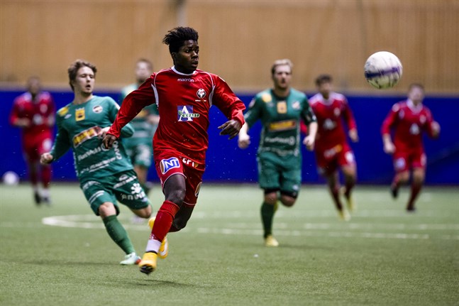 Serge Atakayi i aktion för Jaro mot KPV den 23 januari 2015.