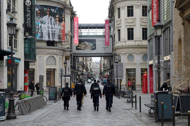 Polis patrullerar på gatorna i Paris. De kontrollerar bland annat att coronarestriktionerna följs.