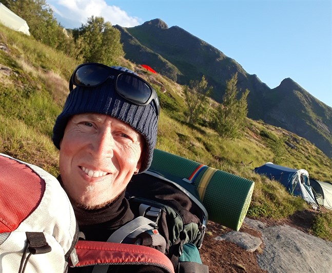 I Simon Gripenbergs reportage får vi ta del av natursköna bilder och skildring av en resa genom Sápmi, men också tankar om orättvisor och diskriminering som fortfarande existerar.
