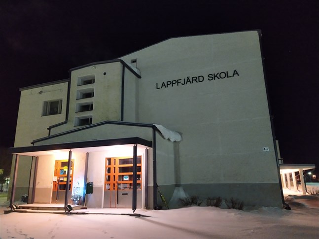 Lappfjärds skolas elever har distansundervisning fram till den 9 februari. Inledningsvis var ett 30-tal personer i karantän, men nu gäller det alla elever och all personal, alltså omkring 100 personer.