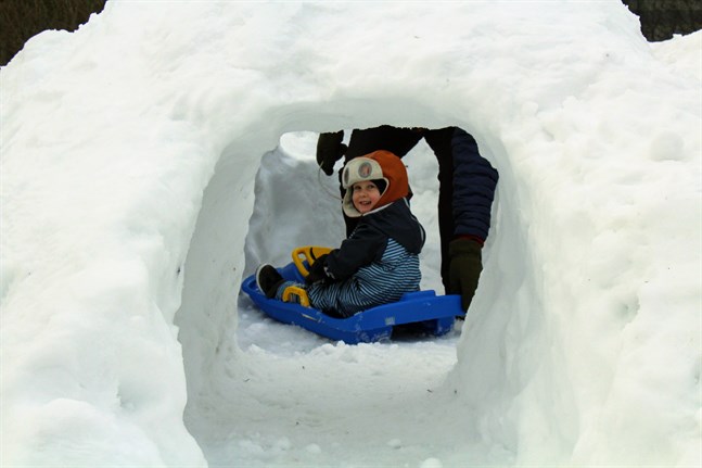 Frans Lundqvist i Vasa har en snökoja med tunnel och trappa upp till en anslutande pulkabacke.