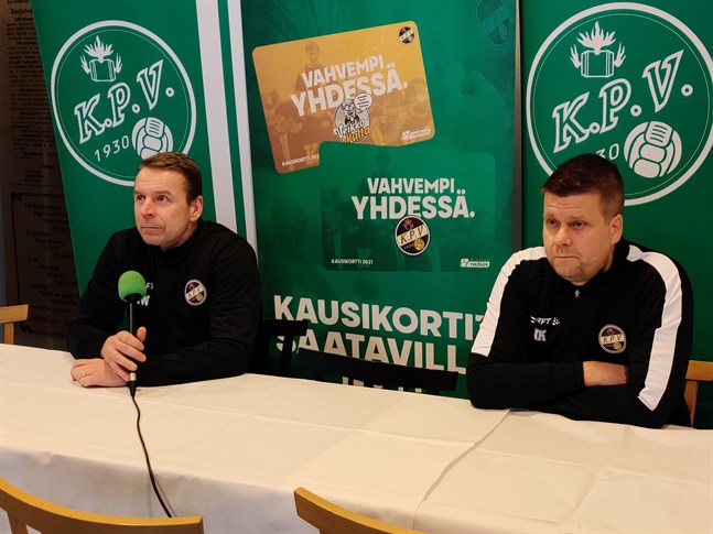 KPV-tränarna Niko Kalliokoski och hans assisterande tränare Niklas Vidjeskog (till vänster) fick en bra start på serien.