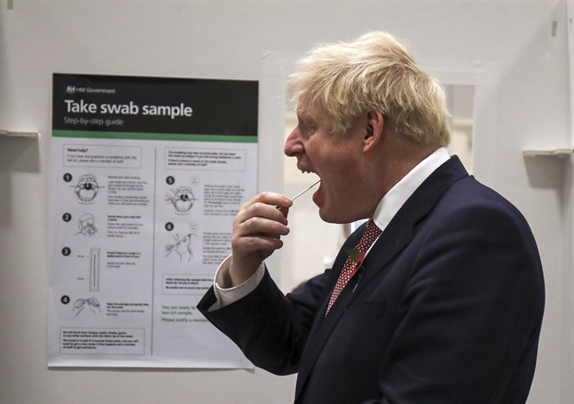 Storbritanniens premiärminister Boris Johnson gör ett coronatest i England. Arkivbild.