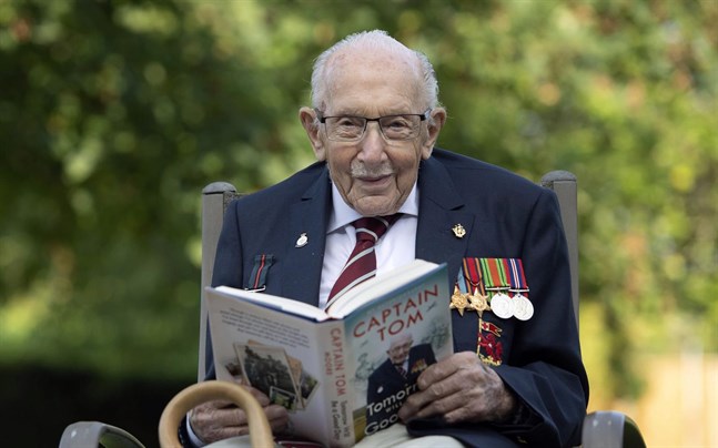 Den adlade brittiske superinsamlaren och krigsveteranen Tom Moore har avlidit med covid-19. Här på en bild från september 2020.